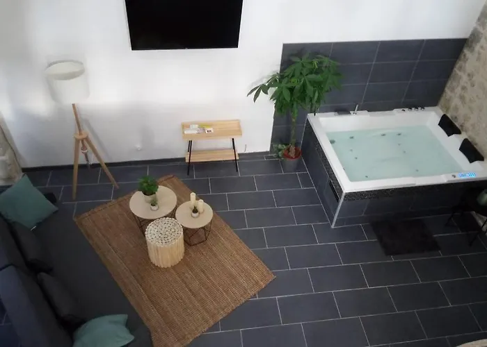 Holiday home Maison Privative, Cocooning, Zen , Avec Jacuzzi